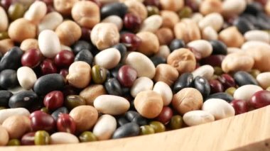 Bir kasede karışık fasulye yakın 