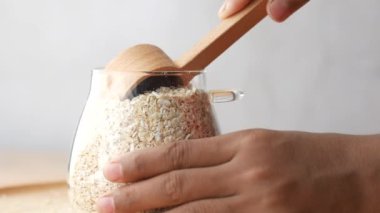 Yulaf lapalarını kaşıkla masaya koy. 