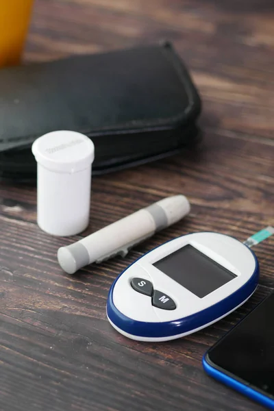 Detail diabetické měřicí nástroje a pilulky na barevném pozadí — Stock fotografie