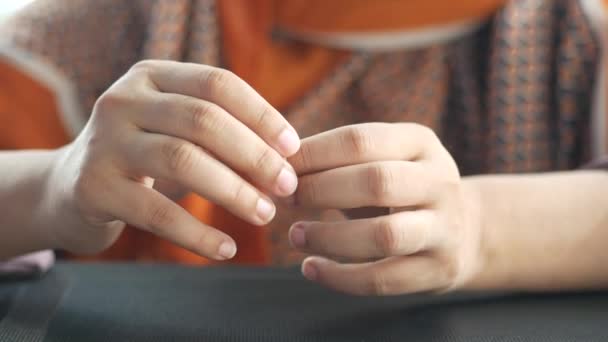 Nahaufnahme von Frauenhänden mit Ehering — Stockvideo