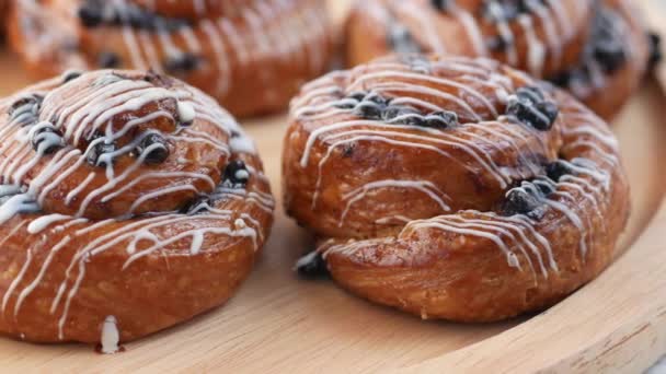 Cerrar canela danés rollo en la mesa — Vídeos de Stock