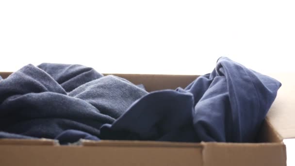 Adománygyűjtő doboz adománygyűjtő ruhával egy fa asztalon . — Stock videók