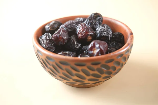 Gros plan de fruits frais dans un bol sur la table — Photo