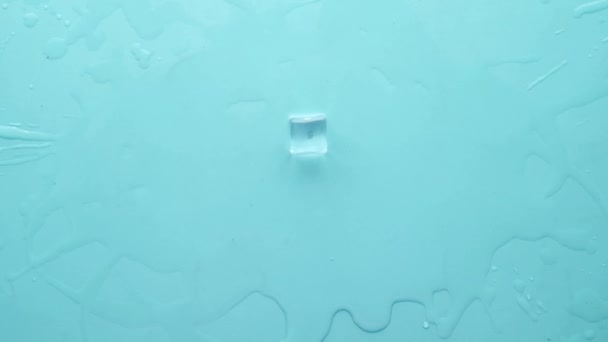 青い背景に氷のキューブがたくさん落ちています — ストック動画