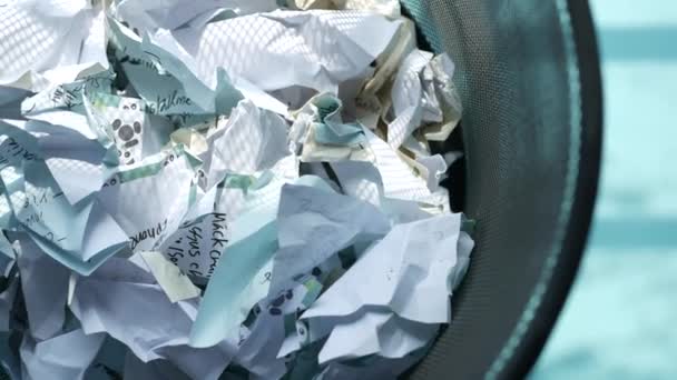 Мятый бумажный шар в мусорном ведре — стоковое видео