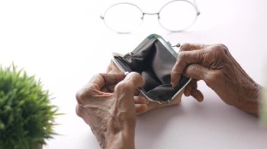  Üst düzey kadınlar boş bir cüzdanı fotokopi alanı ile açarlar..