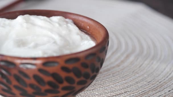 Verse yoghurt in een kom op tafel — Stockvideo