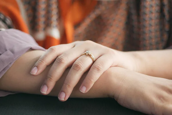 Закрытие женских рук обручальным кольцом — стоковое фото