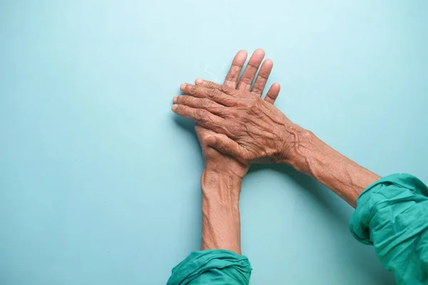 Vista superior das mãos de uma pessoa idosa — Fotografia de Stock