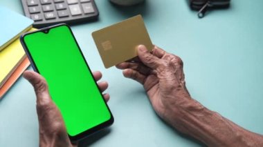 Üst düzey kadınlar kredi kartı tutuyor ve internet üzerinden akıllı telefon alışverişi yapıyorlar. 