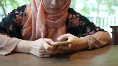 Akıllı telefonları tutan kadınların yakın çekimleri. 