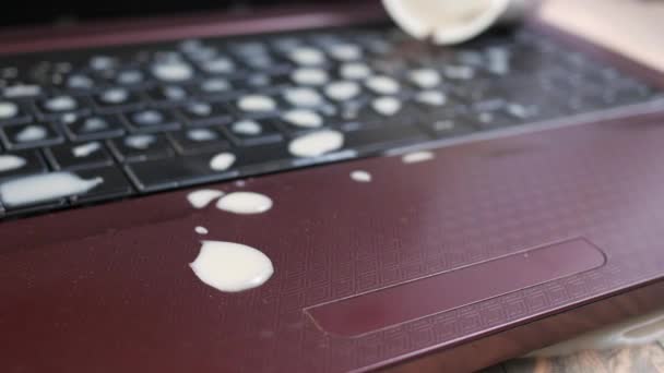 Разливание кофе на клавиатуре ноутбука. close up — стоковое видео