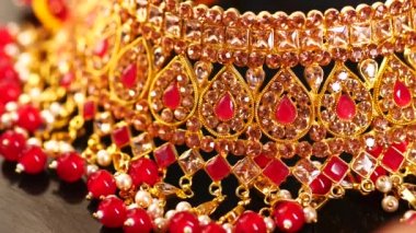 Mücevher, kolye ve zincir masanın üstünde. .