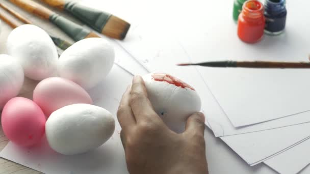 Painting on a white color egg — Stock Video