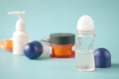 Masada deodorantlar ve krem kaplar var.