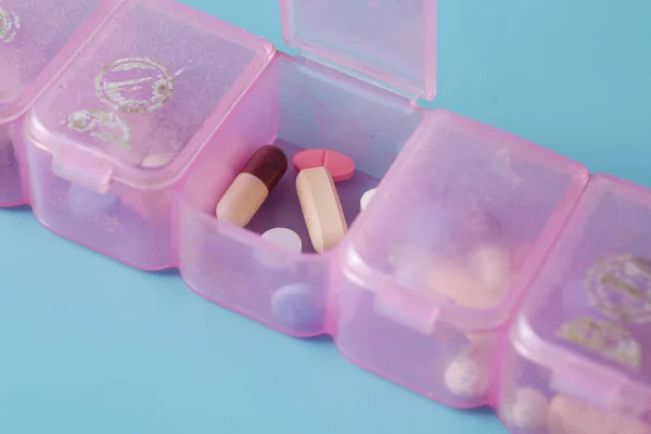 Вид зверху медичної коробки для таблеток на кольоровому тлі — стокове фото
