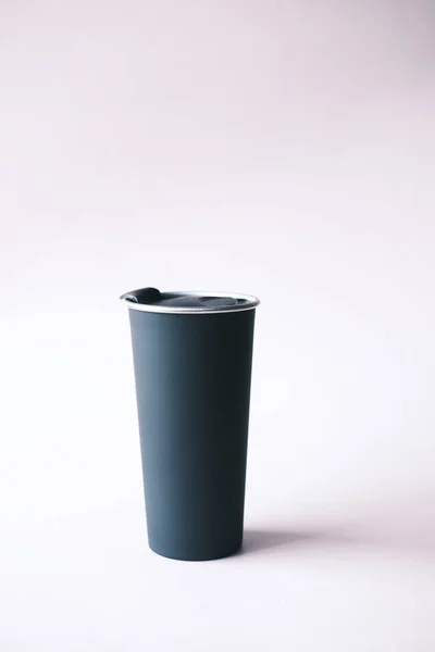 Μαύρο χρώμα επαναχρησιμοποιήσιμο οικολογικό φλιτζάνι καφέ στο τραπέζι με χώρο αντίγραφο. — Φωτογραφία Αρχείου