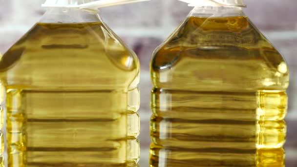 Botella de aceite de girasol amarillo en la mesa — Vídeos de Stock