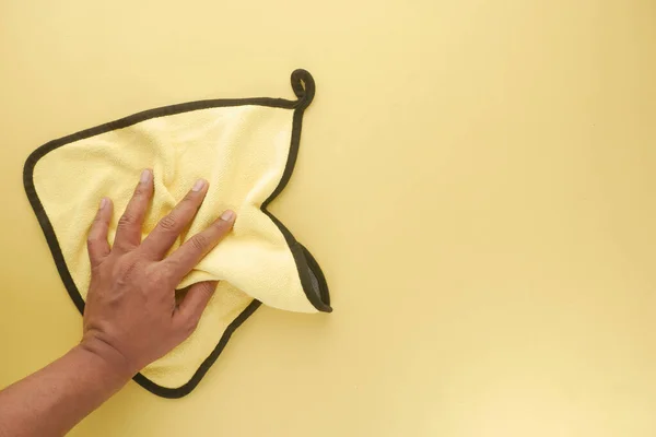 Tilikan atas meja pembersih tangan orang dengan kain warna kuning — Stok Foto