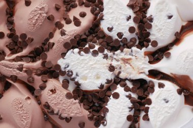 Vanilya ve çikolata aromalı dondurmayı bir kabın içine koy. 