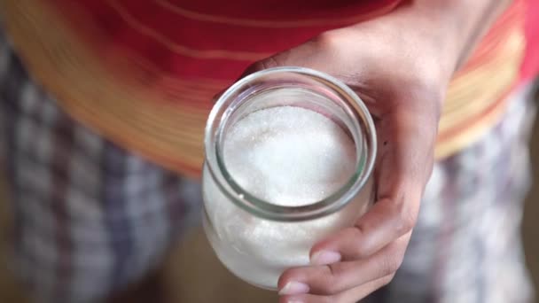 Mannen met een witte suikercontainer — Stockvideo