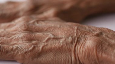 Yaşlı bir insanın ellerini kapat. 