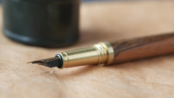 Velho papel vazio e caneta-tinteiro na mesa — Vídeo de Stock