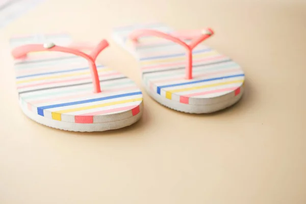 Färgglada sandaler på vit bakgrund uppifrån och ner — Stockfoto