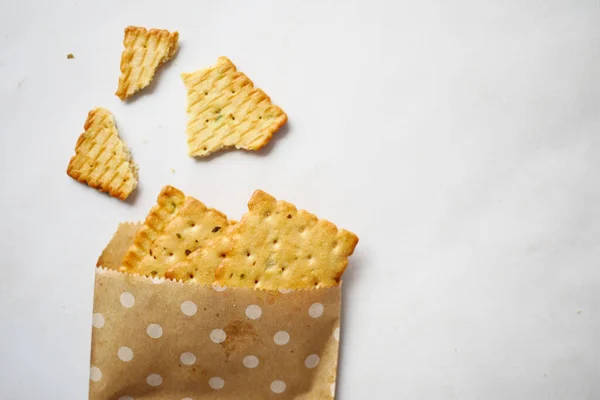 Close-up de biscoitos doces derramamento formar um pacote de papel — Fotografia de Stock