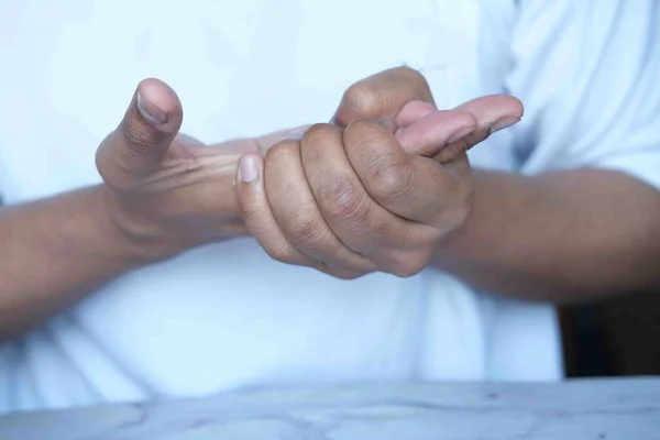 Mann erleidet Schmerzen in der Hand aus nächster Nähe — Stockfoto