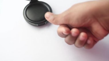 kapanış kağıdındaki siyah parmak izleri. ,
