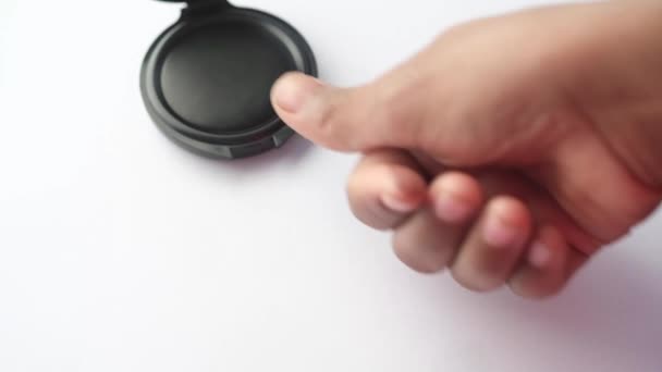 Fekete ujjlenyomatok egy papíron közelről , — Stock videók