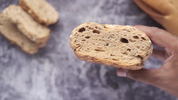Tam tahıllı ekmeğin detaylı çekimi — Stok video