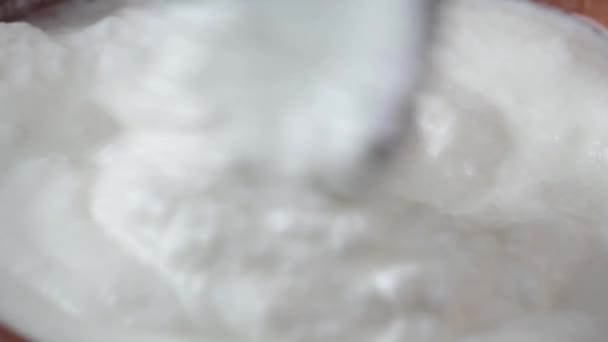 Iaurt proaspăt într-un castron pe masă — Videoclip de stoc