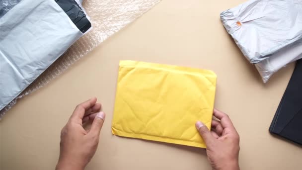 Enveloppe jaune bulle de papier sur la table — Video