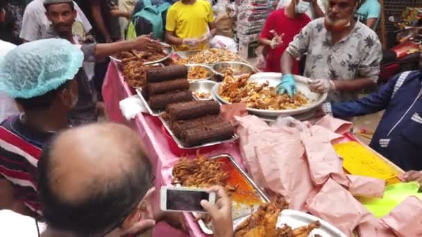 Dhaka bangladesz 11 kwietnia 2022, Ramadan Iftar żywności wyświetlacz na sprzedaż — Wideo stockowe