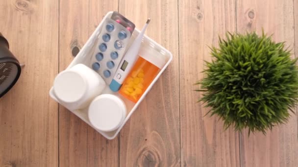 Medische pil container, blisterverpakking en thermometer in een container — Stockvideo