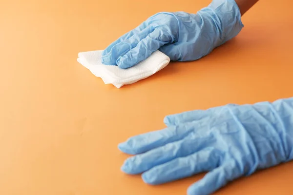 Close-up van persoon hand schoonmaak tafel met doek — Stockfoto