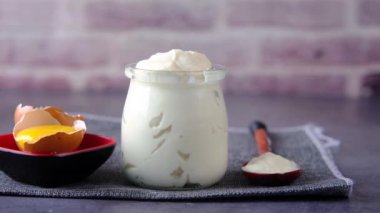 Masada mayonez, yağ ve yumurta var.