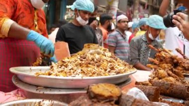 dhaka bangladeş 11 Nisan 2022, Ramazan iftar gıda satışı 