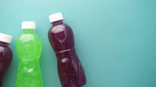 Вид пластиковых бутылок безалкогольного напитка на столе — стоковое видео