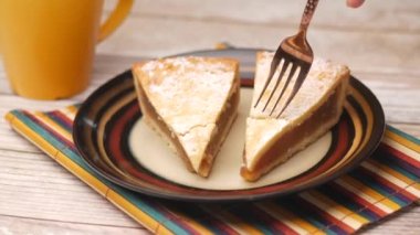  Yarım dilim elmalı turta yedim. 