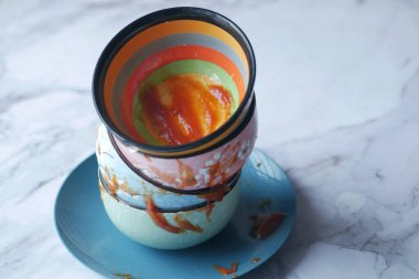 Masada yedikten sonra boş tabak 