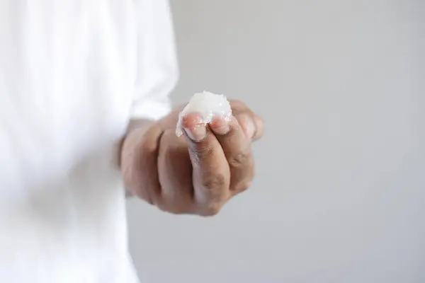 Primo piano della mano dell'uomo con gelatina di petrolio — Foto Stock