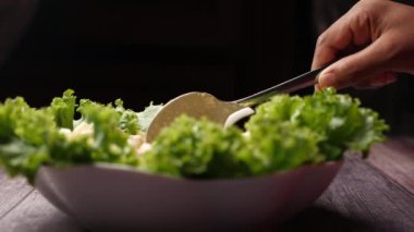 Taze sebze kasesi masada.,