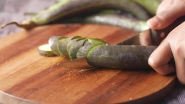 Patlıcan doğrama tahtasından kesilmiş. 