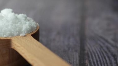 Masadaki tahta kaşıkta kaba tuz. 