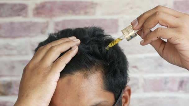 Νέοι άνδρες που εφαρμόζουν αιθέρια έλαια στα μαλλιά του — Αρχείο Βίντεο