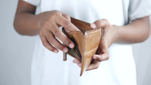 Hombre mano abrir una cartera vacía con espacio para copiar. — Vídeos de Stock