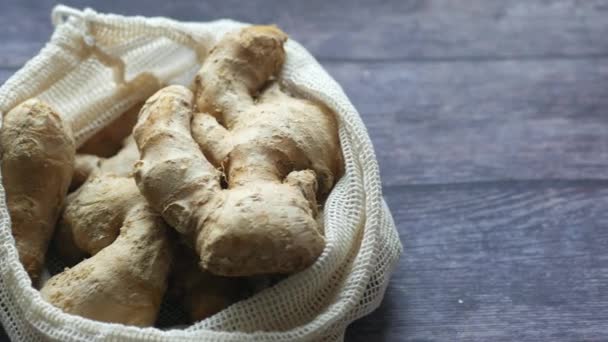 Fechar de Gingers na tábua de cortar. — Vídeo de Stock